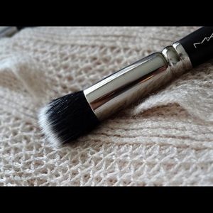 MAC 130 foundation brush